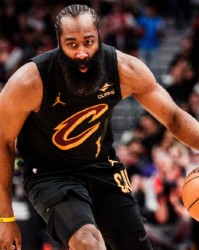 半岛体育-骑士惜败猛龙被追到2-2：哈登19+8迎里程碑 巴恩斯23+9+6制胜两罚