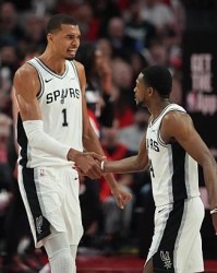 半岛体育app下载-打出了攻守兼备的现象级表现！马刺先发控卫欠缺的只是稳定性？