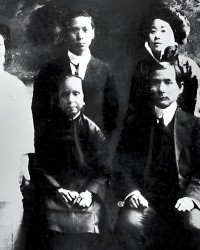 半岛体育app下载-1910年，孙中山原配和三个孩子合影，容貌憔悴，命运坎坷！