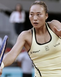 半岛体育-世界排名跌到53位 郑钦文太沮丧：其他都挺好就一点没打好 还得练