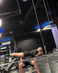 半岛体育入口-玩得花！25岁穆德里克举起女友做卧推，8800万引进已被禁赛18个月